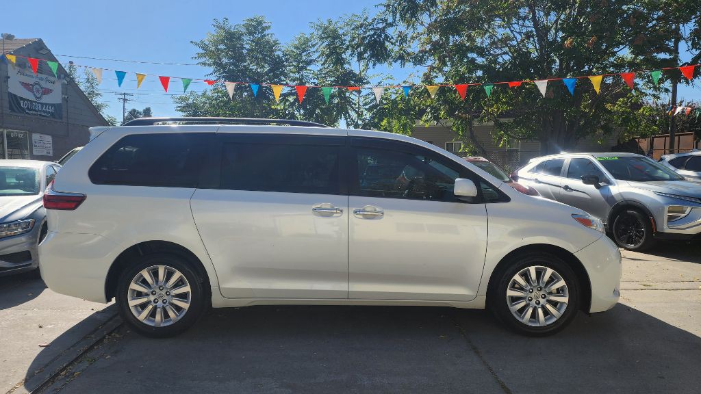 2015 Toyota Sienna Image 4