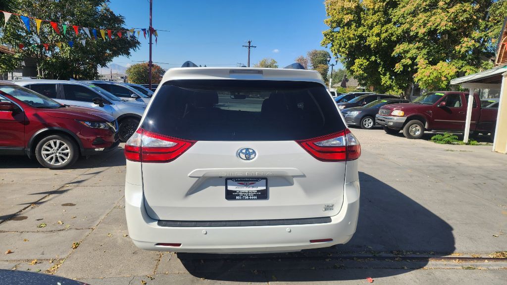 2015 Toyota Sienna Image 5