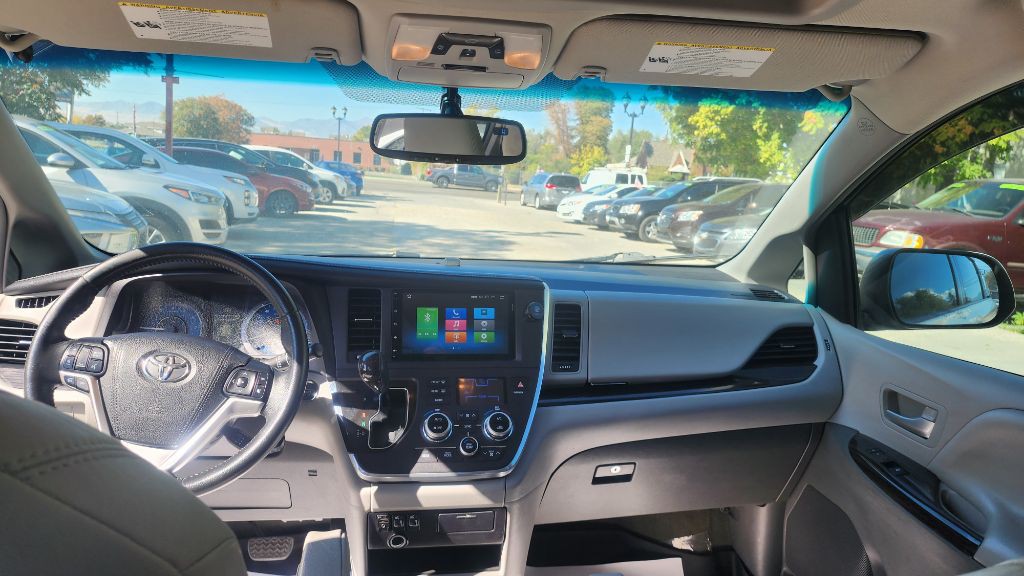 2015 Toyota Sienna Image 9
