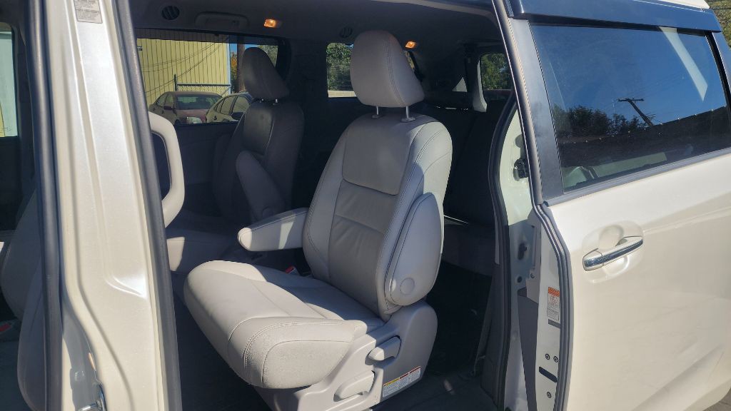 2015 Toyota Sienna Image 10