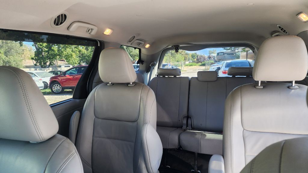 2015 Toyota Sienna Image 11