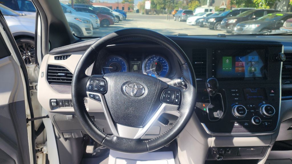 2015 Toyota Sienna Image 12