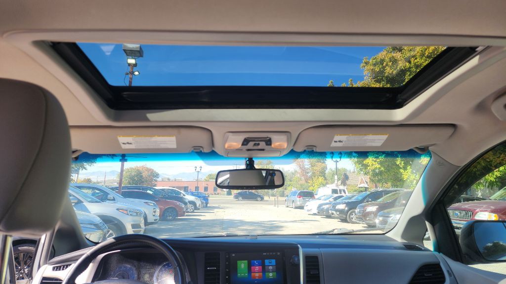 2015 Toyota Sienna Image 14