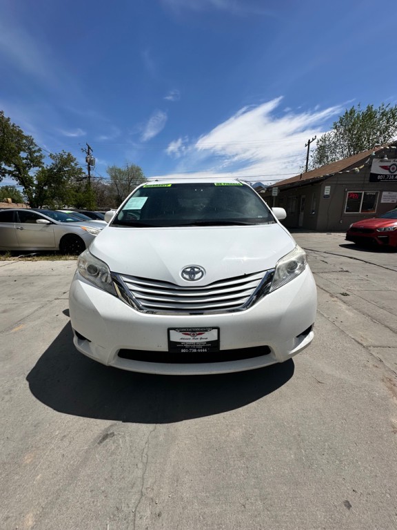 2015 Toyota Sienna Image 1