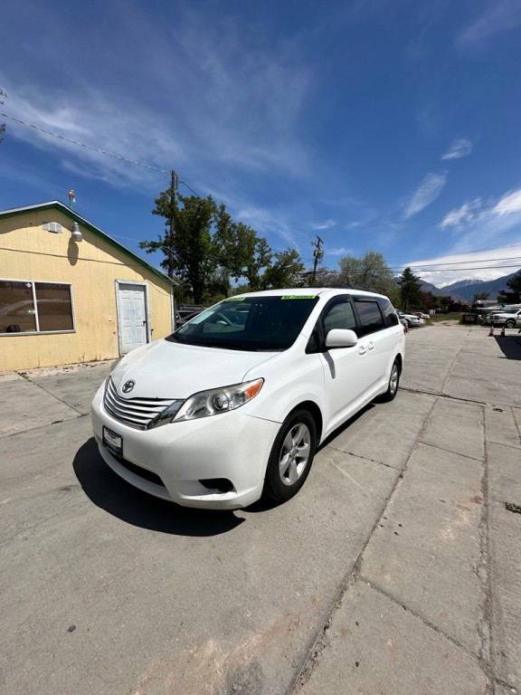 2015 Toyota Sienna Image 2