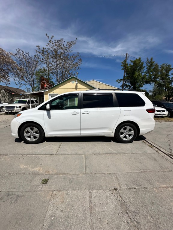 2015 Toyota Sienna Image 3
