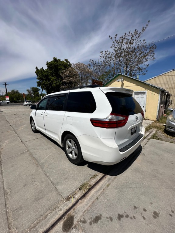 2015 Toyota Sienna Image 4