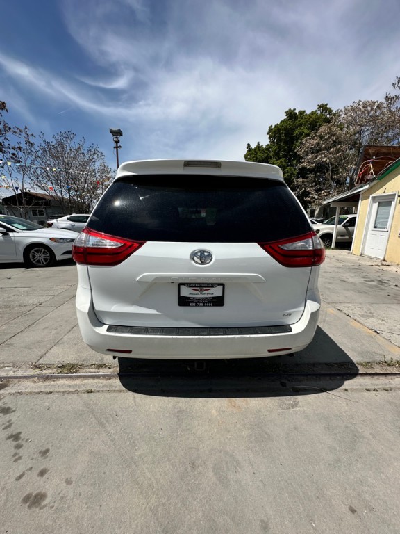 2015 Toyota Sienna Image 5