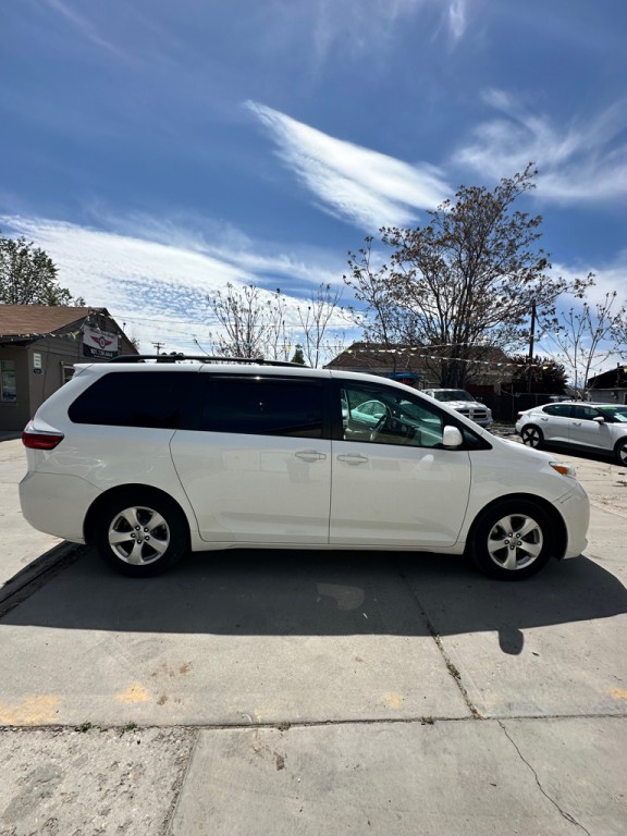 2015 Toyota Sienna Image 7