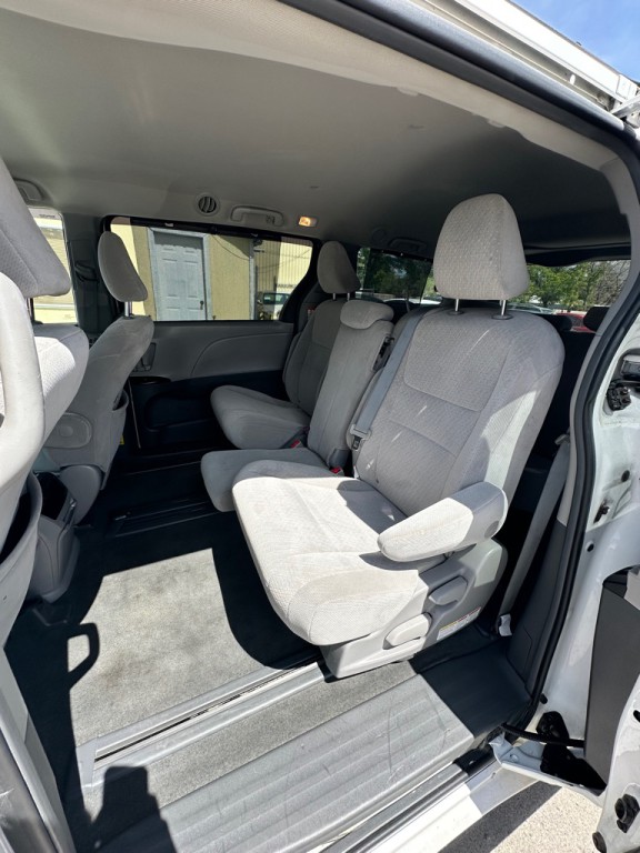 2015 Toyota Sienna Image 9