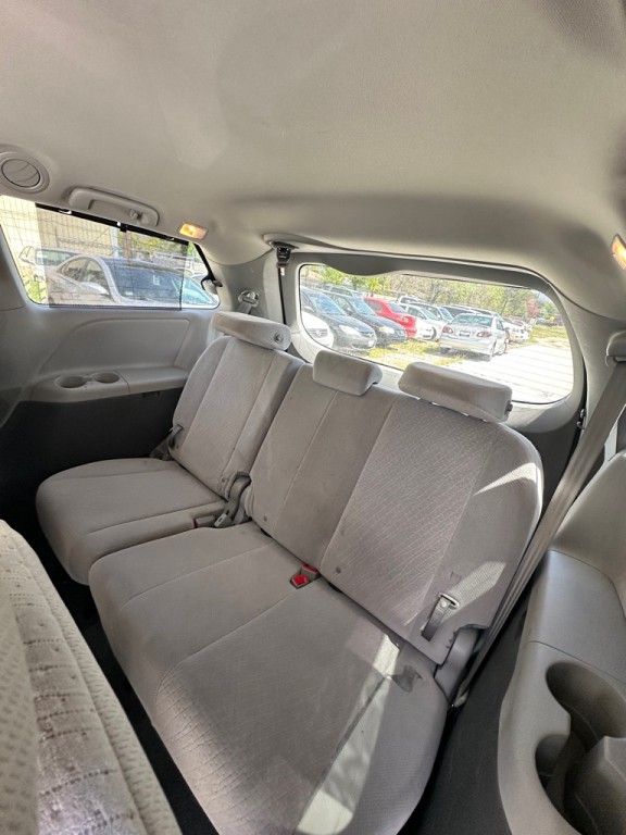 2015 Toyota Sienna Image 10