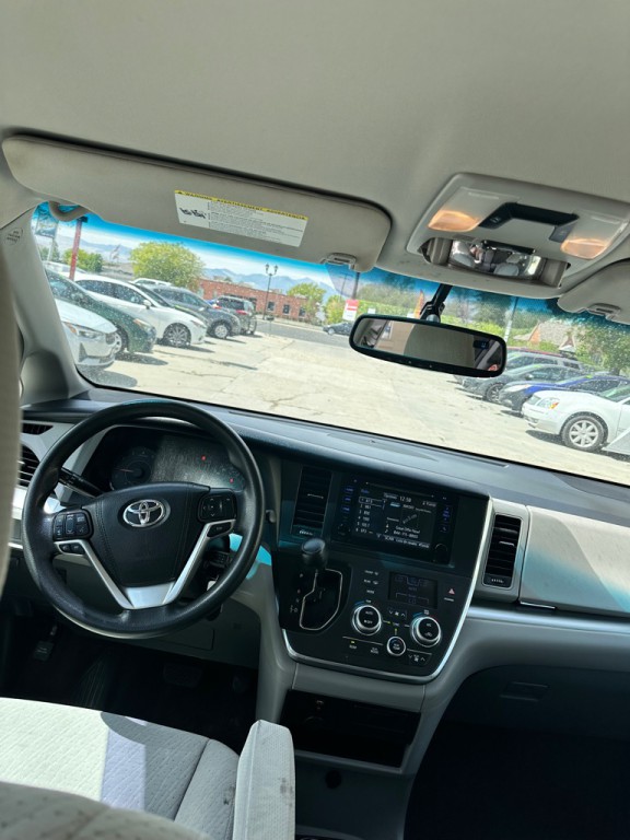 2015 Toyota Sienna Image 11