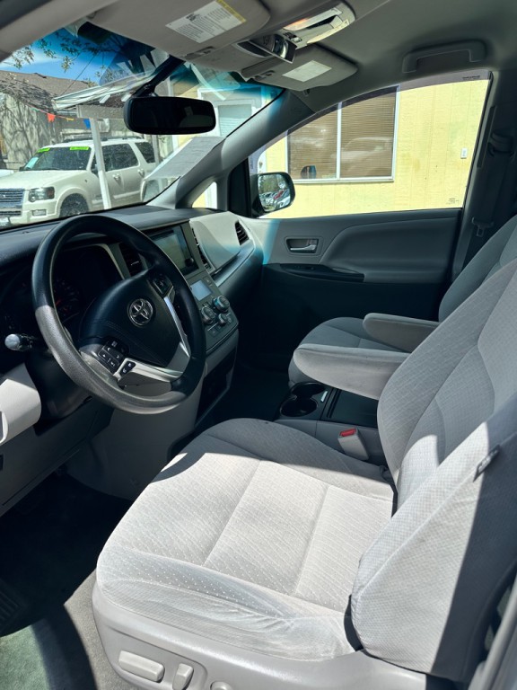 2015 Toyota Sienna Image 12