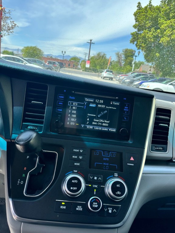 2015 Toyota Sienna Image 13