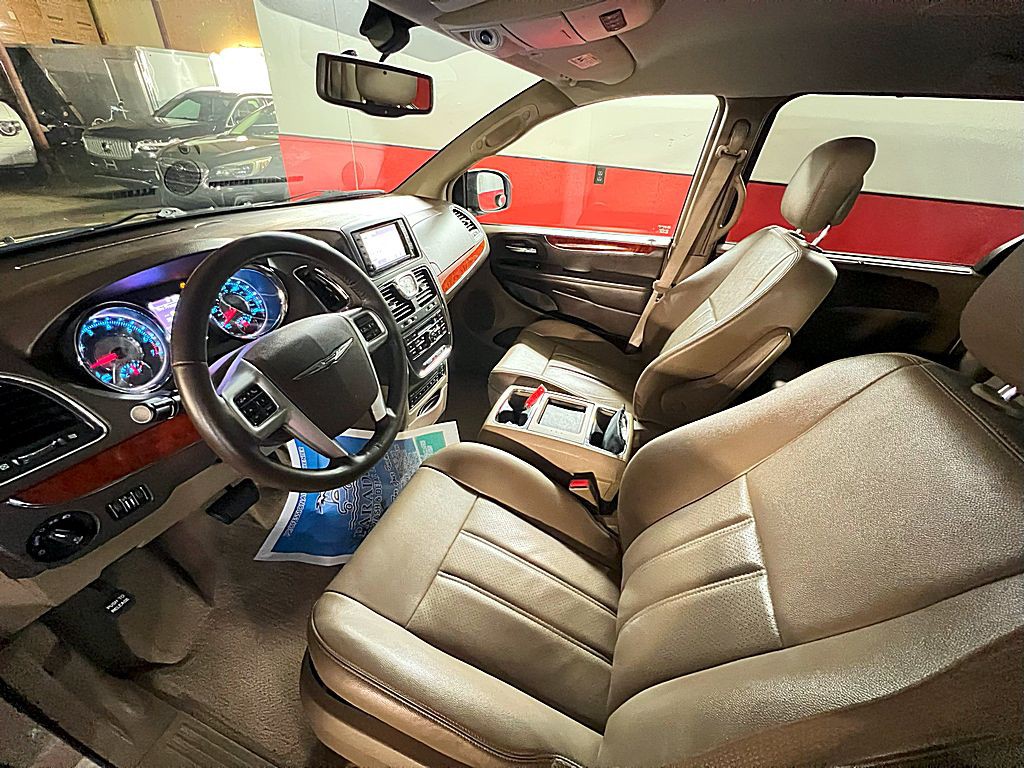 2013 Chrysler Town & Country Image 13