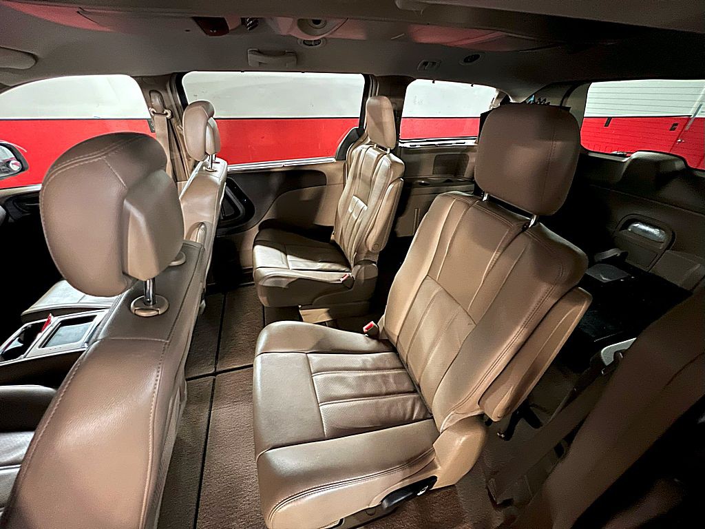 2013 Chrysler Town & Country Image 15