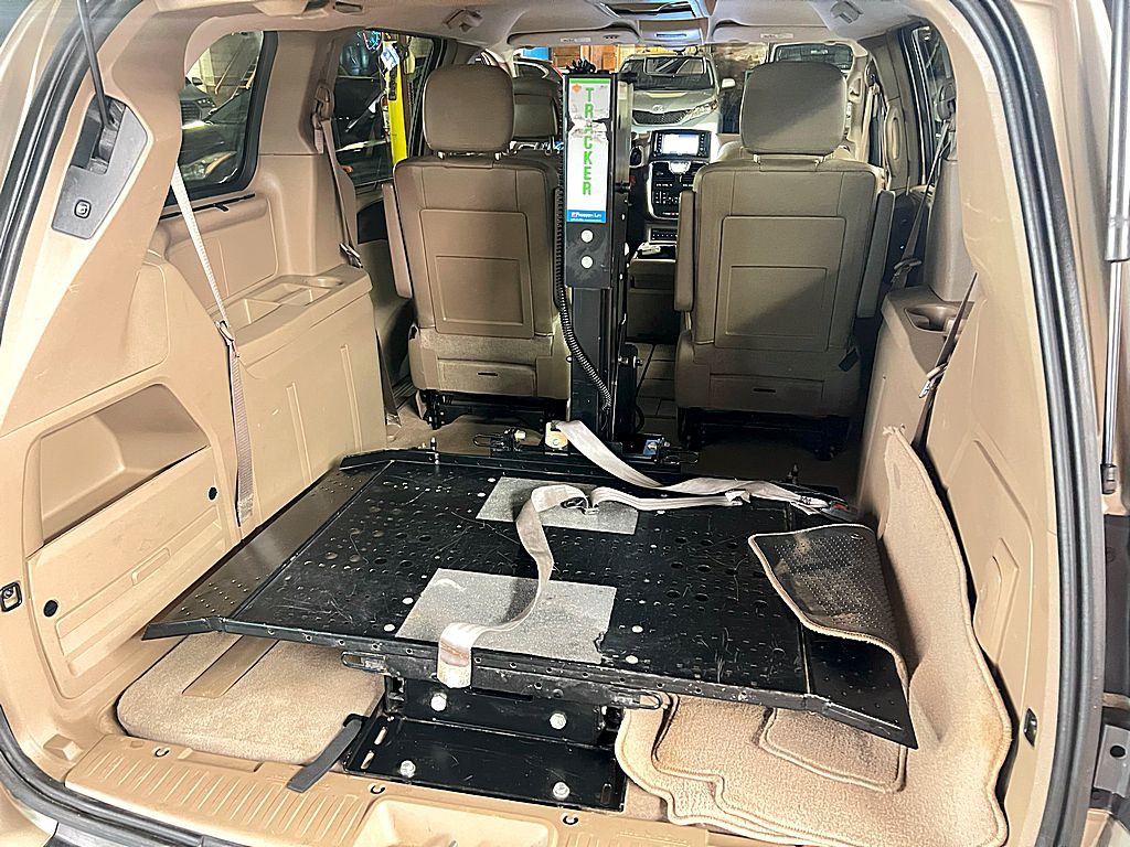2013 Chrysler Town & Country Image 18