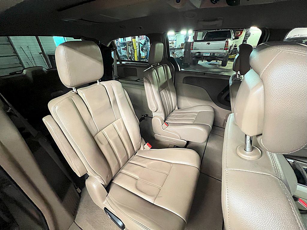 2013 Chrysler Town & Country Image 19