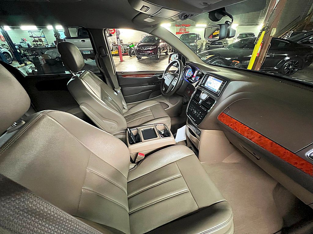 2013 Chrysler Town & Country Image 21
