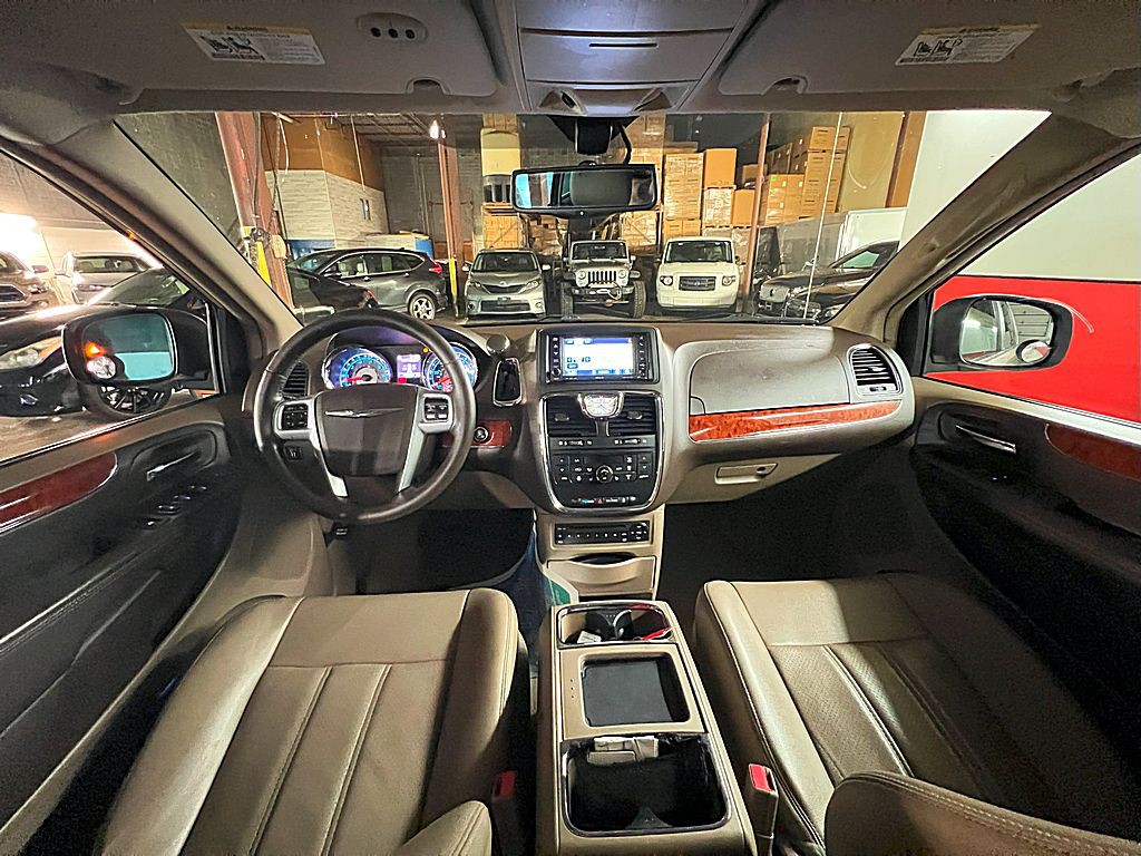 2013 Chrysler Town & Country Image 22