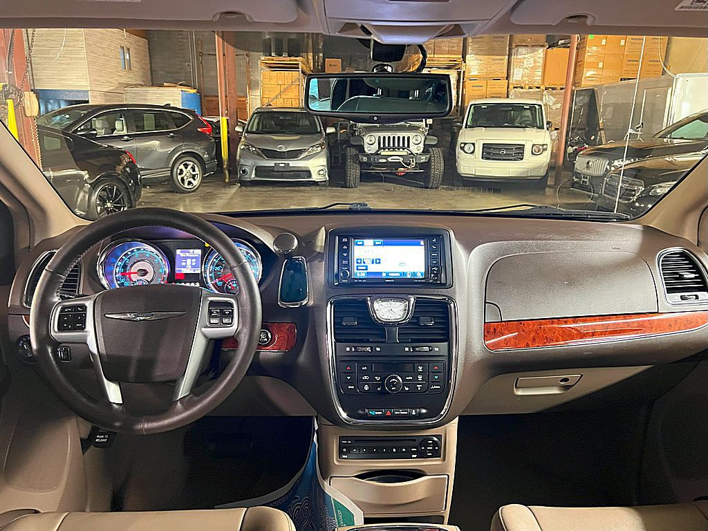 2013 Chrysler Town & Country Image 23