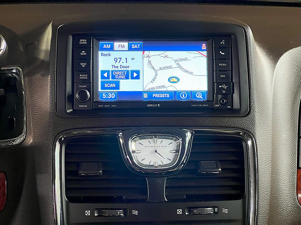 2013 Chrysler Town & Country Image 24