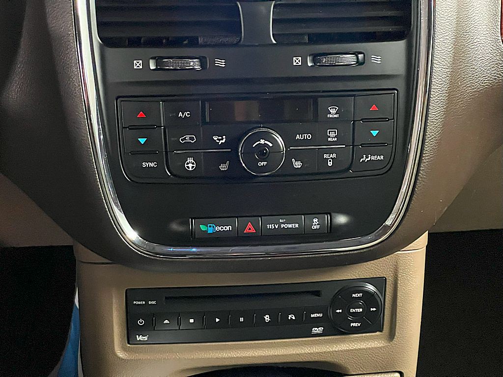 2013 Chrysler Town & Country Image 25