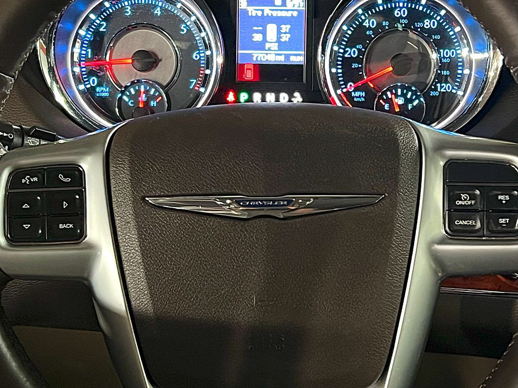 2013 Chrysler Town & Country Image 26