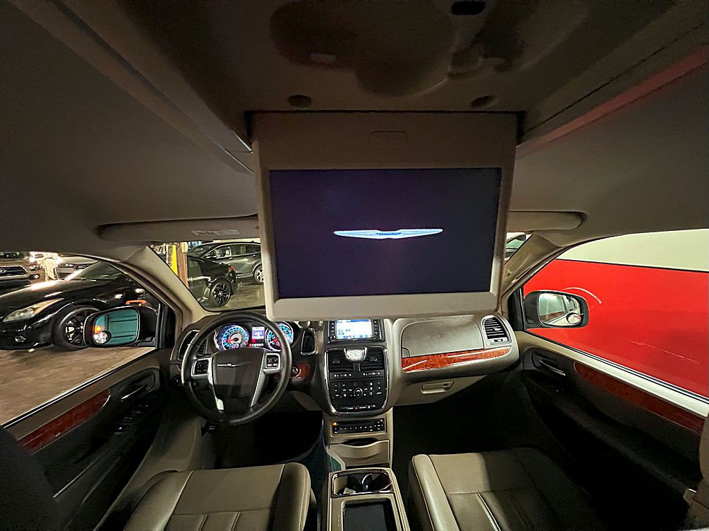 2013 Chrysler Town & Country Image 27