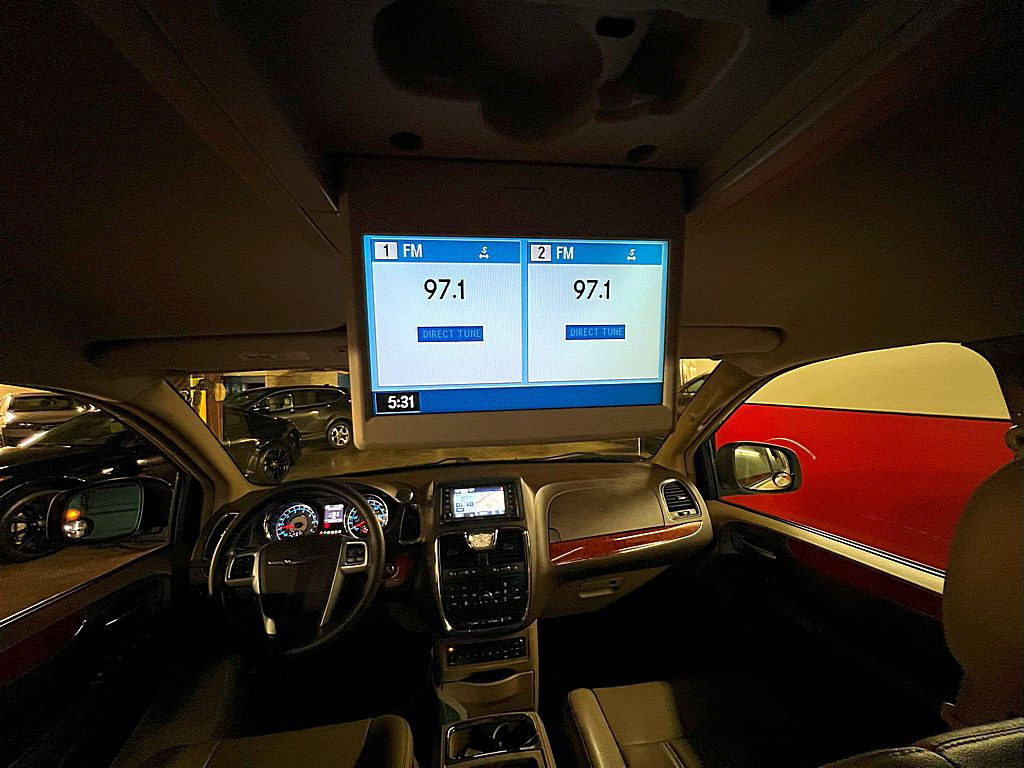 2013 Chrysler Town & Country Image 28