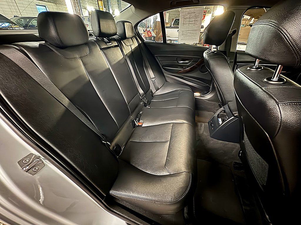 2014 BMW 3 Series Image 25