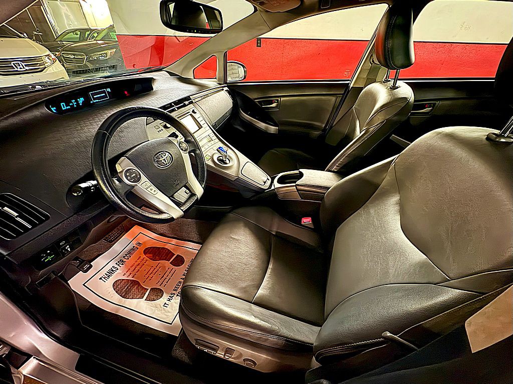2013 Toyota Prius Image 10