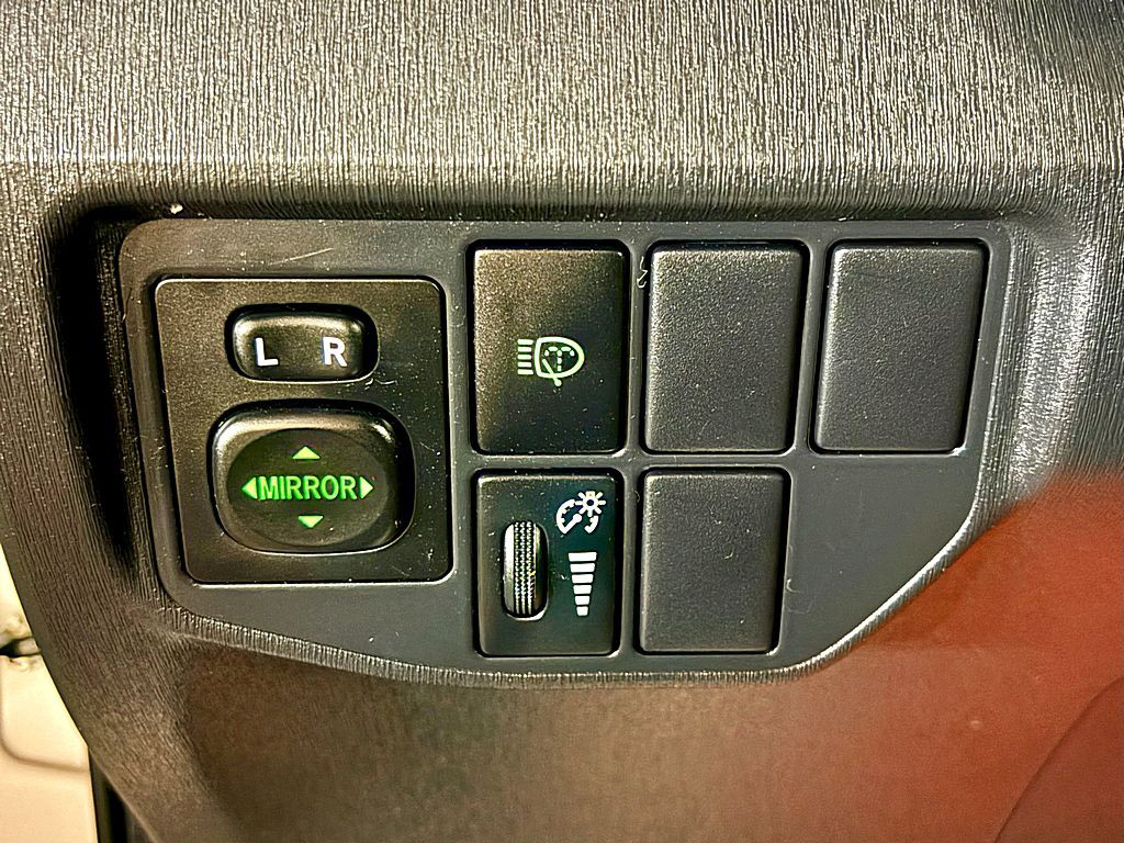 2013 Toyota Prius Image 17