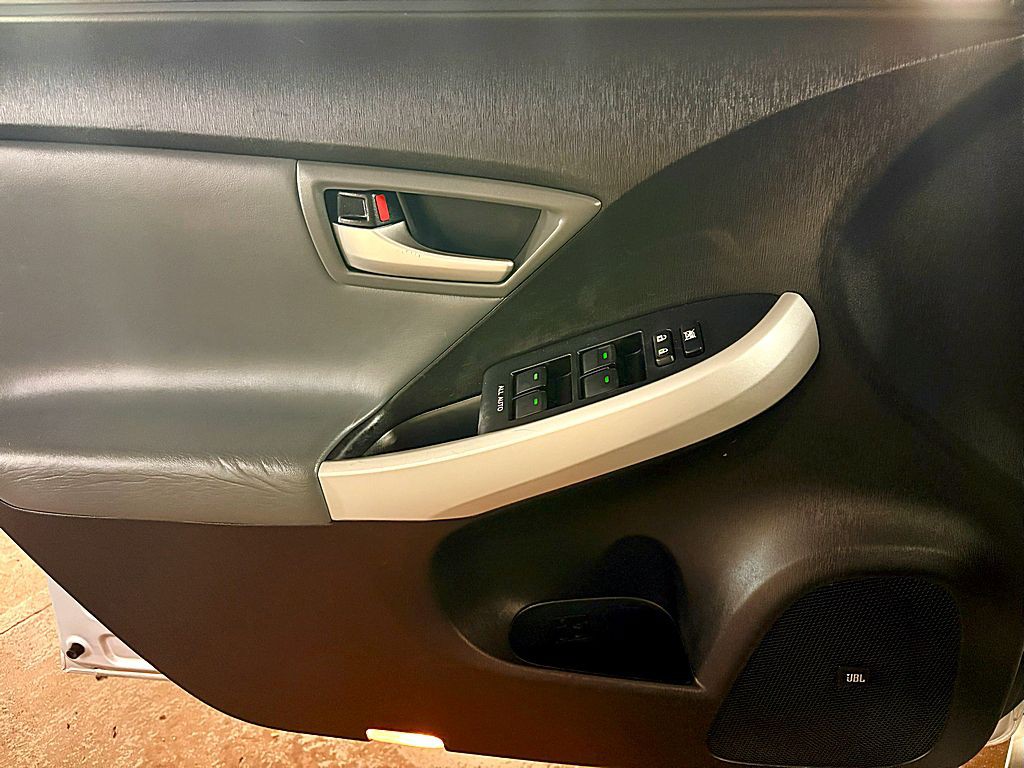 2013 Toyota Prius Image 18