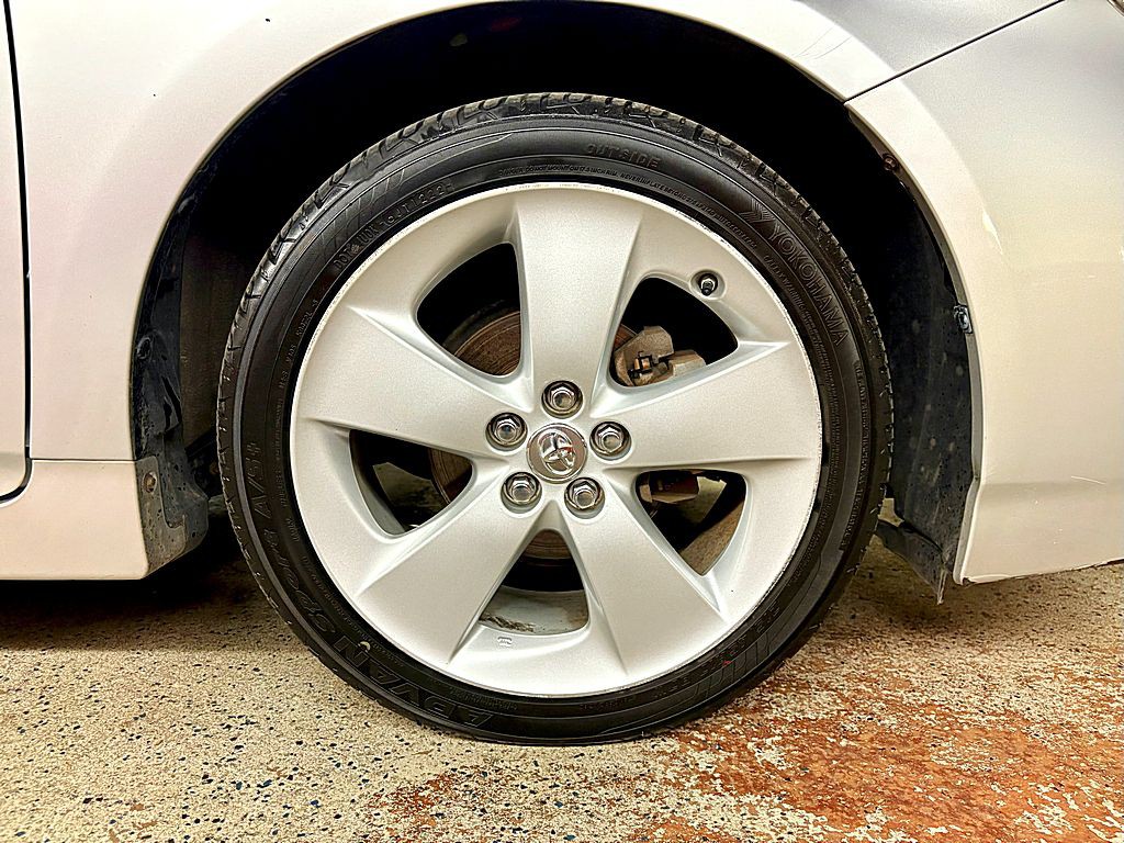 2013 Toyota Prius Image 25
