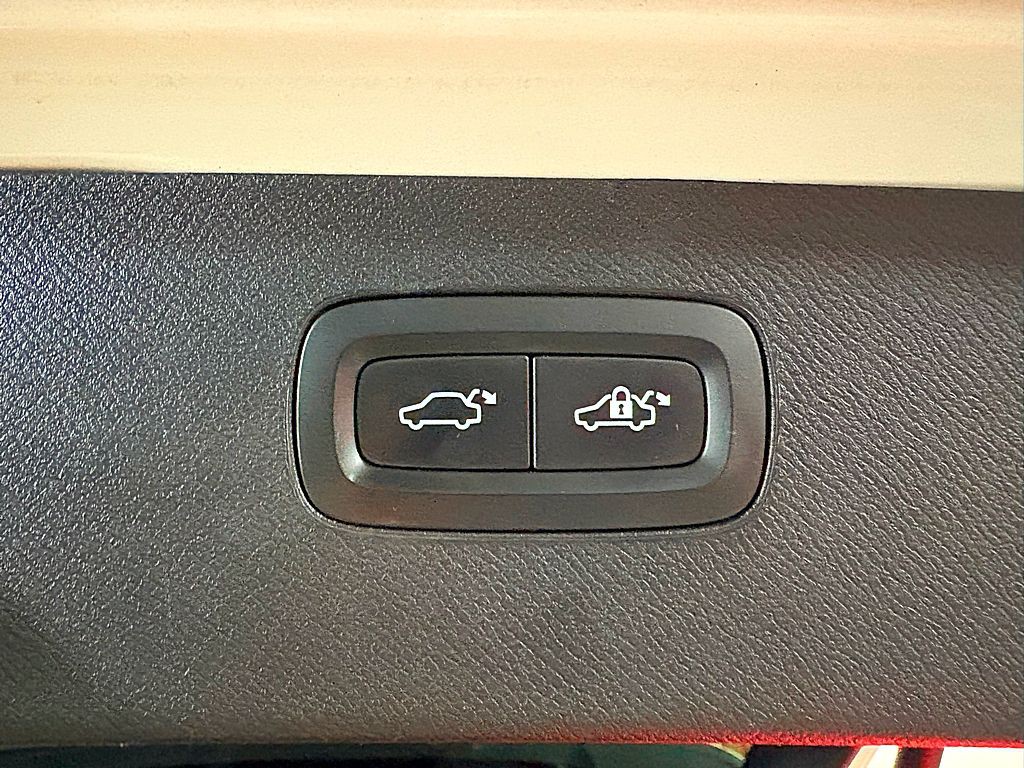 2016 Volvo XC90 Image 26