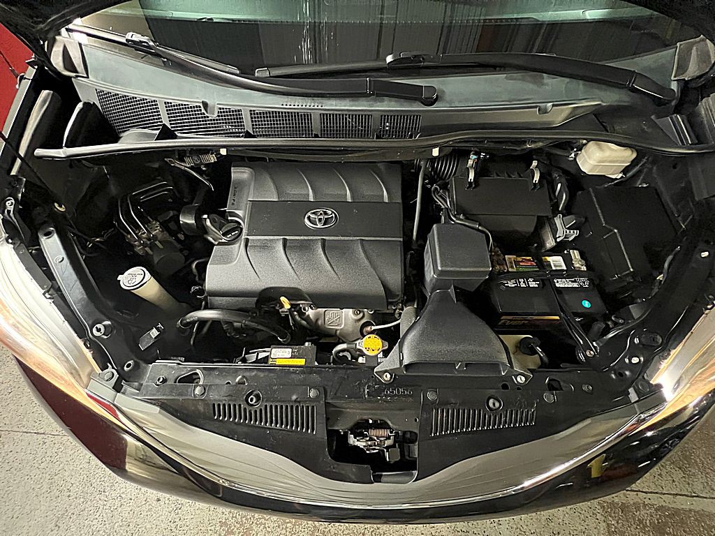 2014 Toyota Sienna Image 2