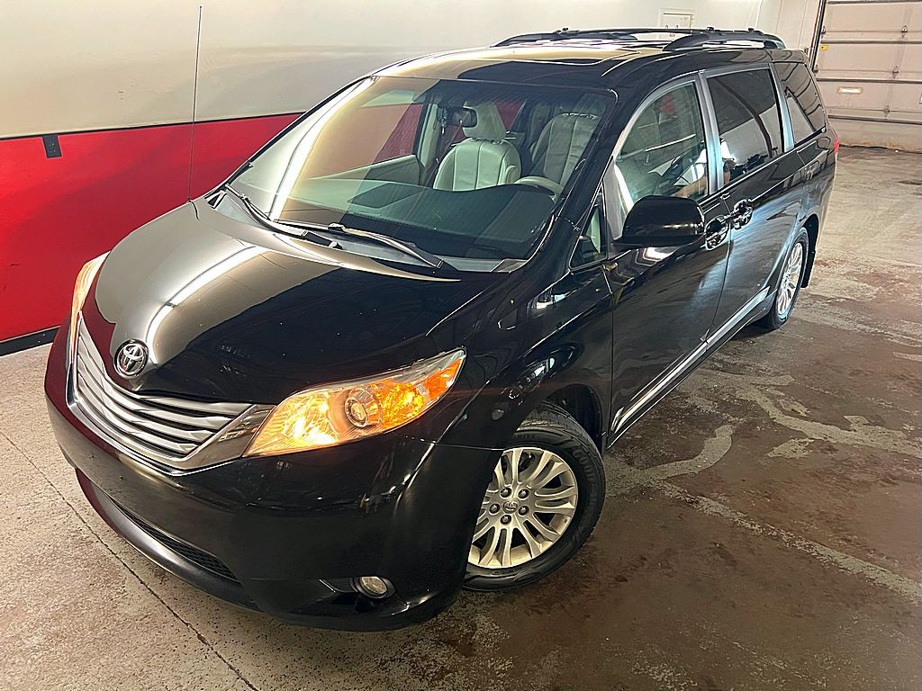 2014 Toyota Sienna Image 3