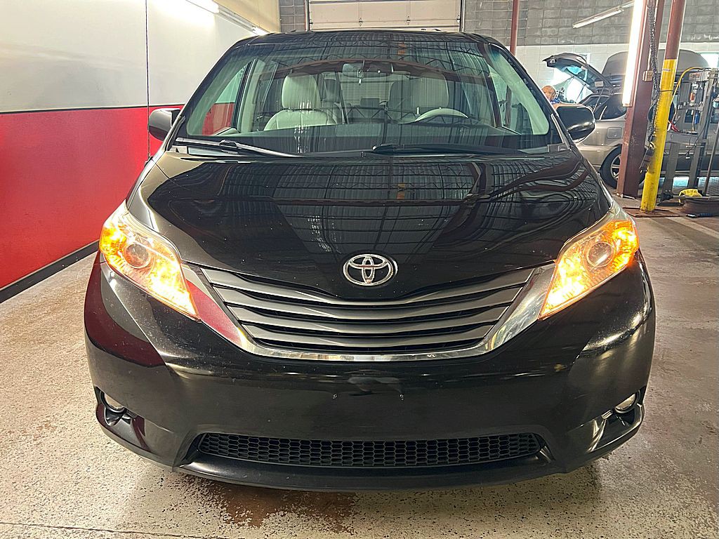2014 Toyota Sienna Image 5