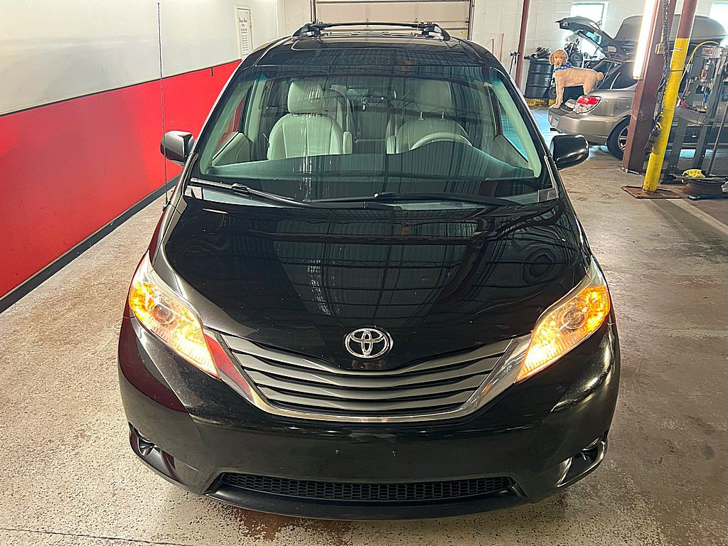2014 Toyota Sienna Image 6