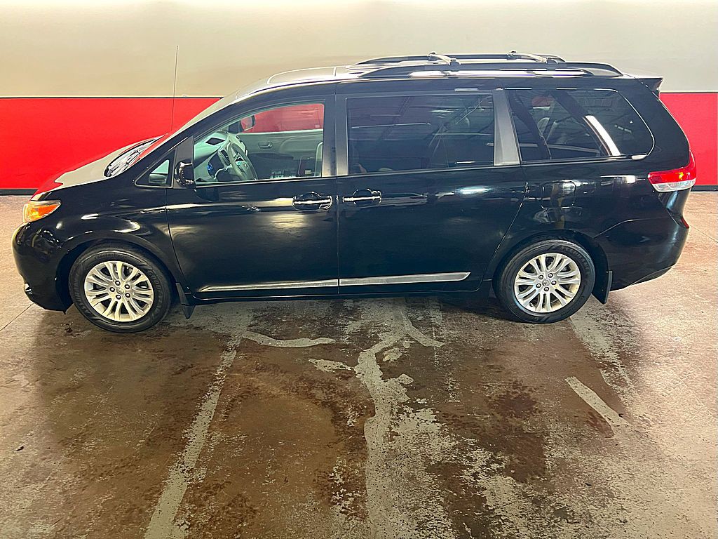 2014 Toyota Sienna Image 7