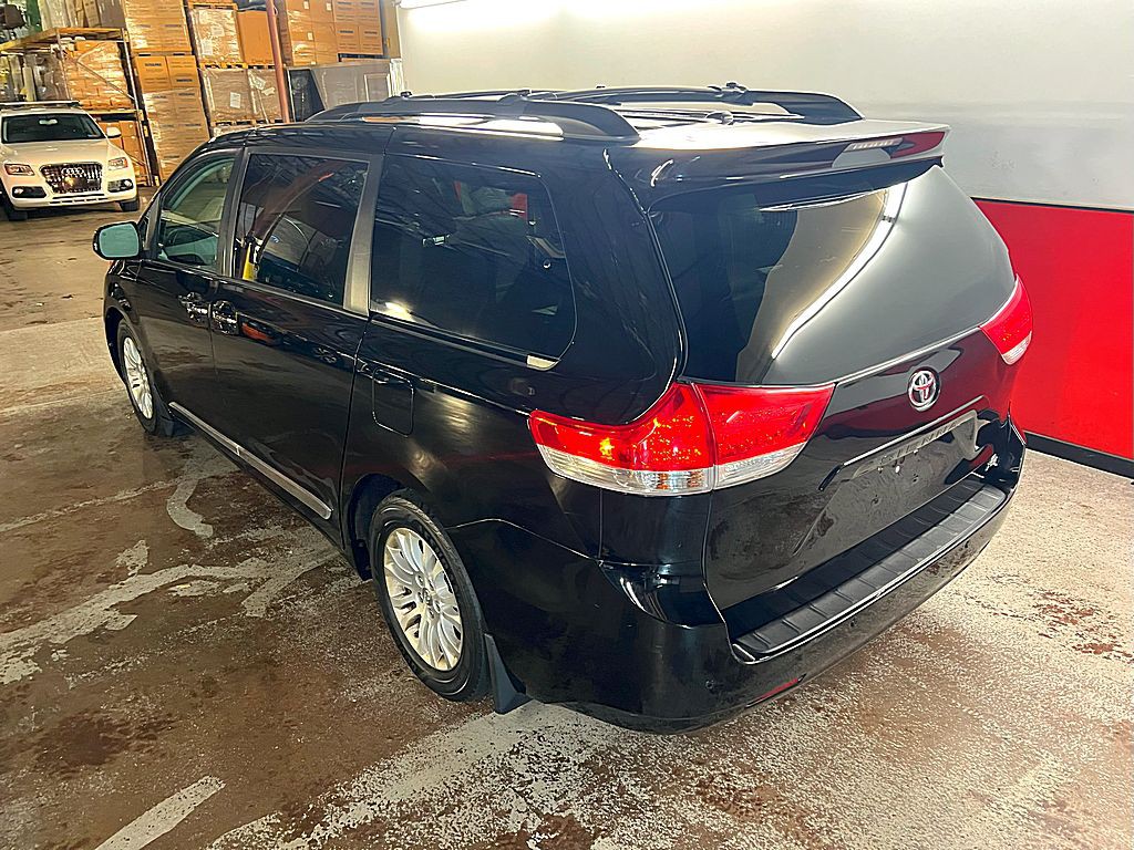 2014 Toyota Sienna Image 8