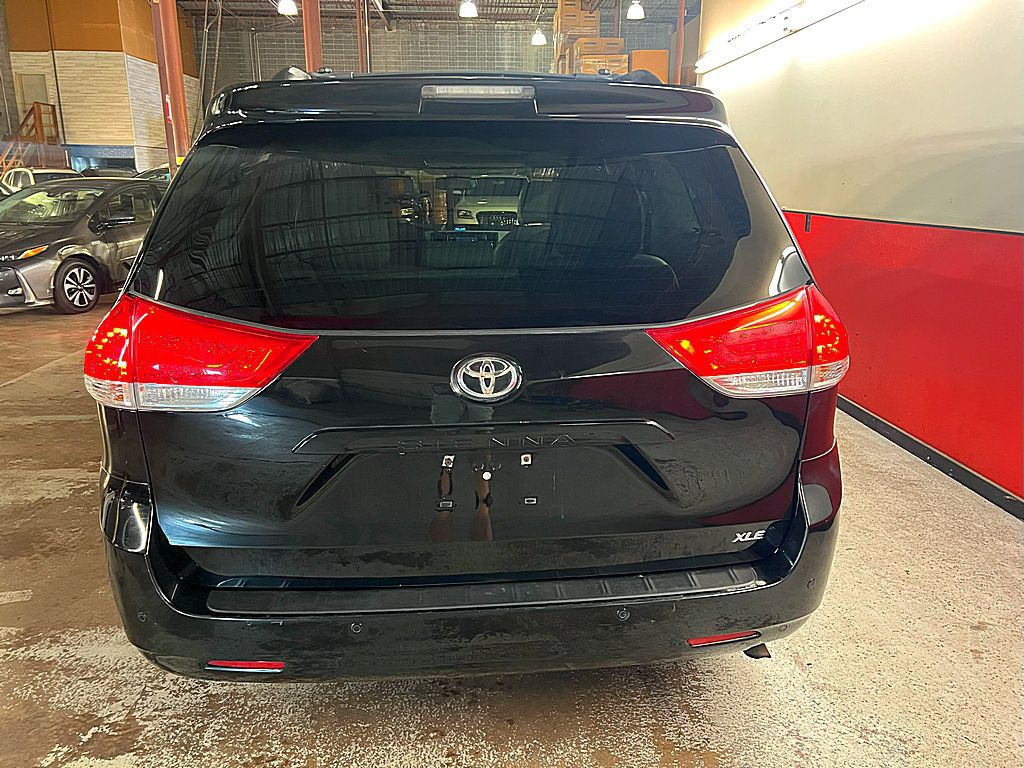2014 Toyota Sienna Image 9