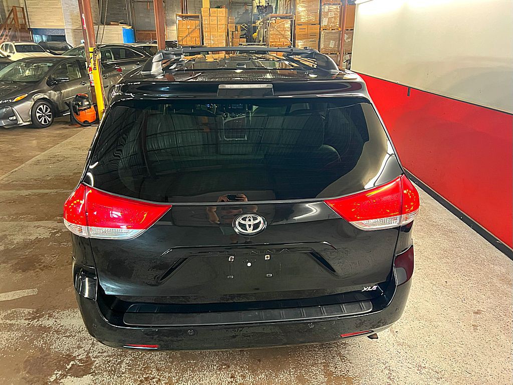 2014 Toyota Sienna Image 10