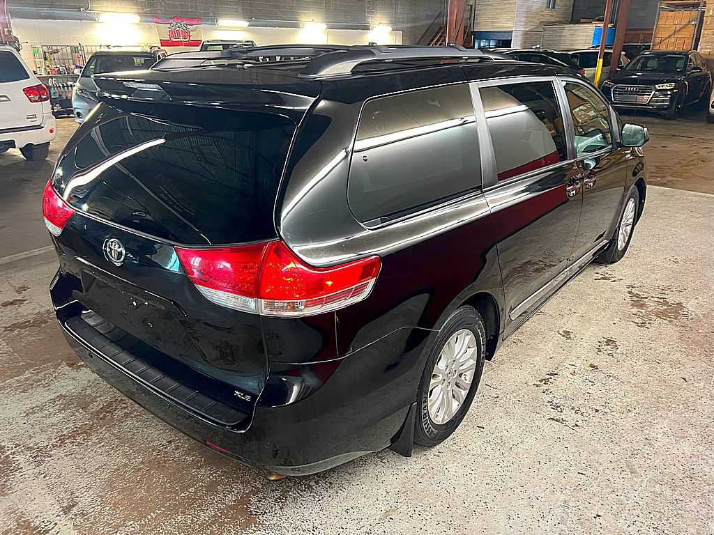 2014 Toyota Sienna Image 12