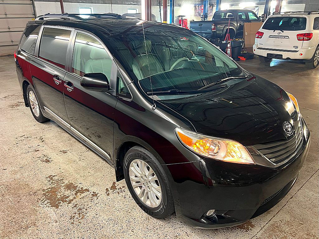 2014 Toyota Sienna Image 13