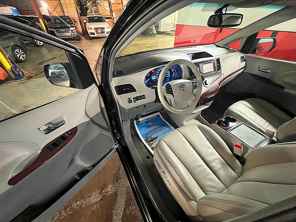2014 Toyota Sienna Image 15