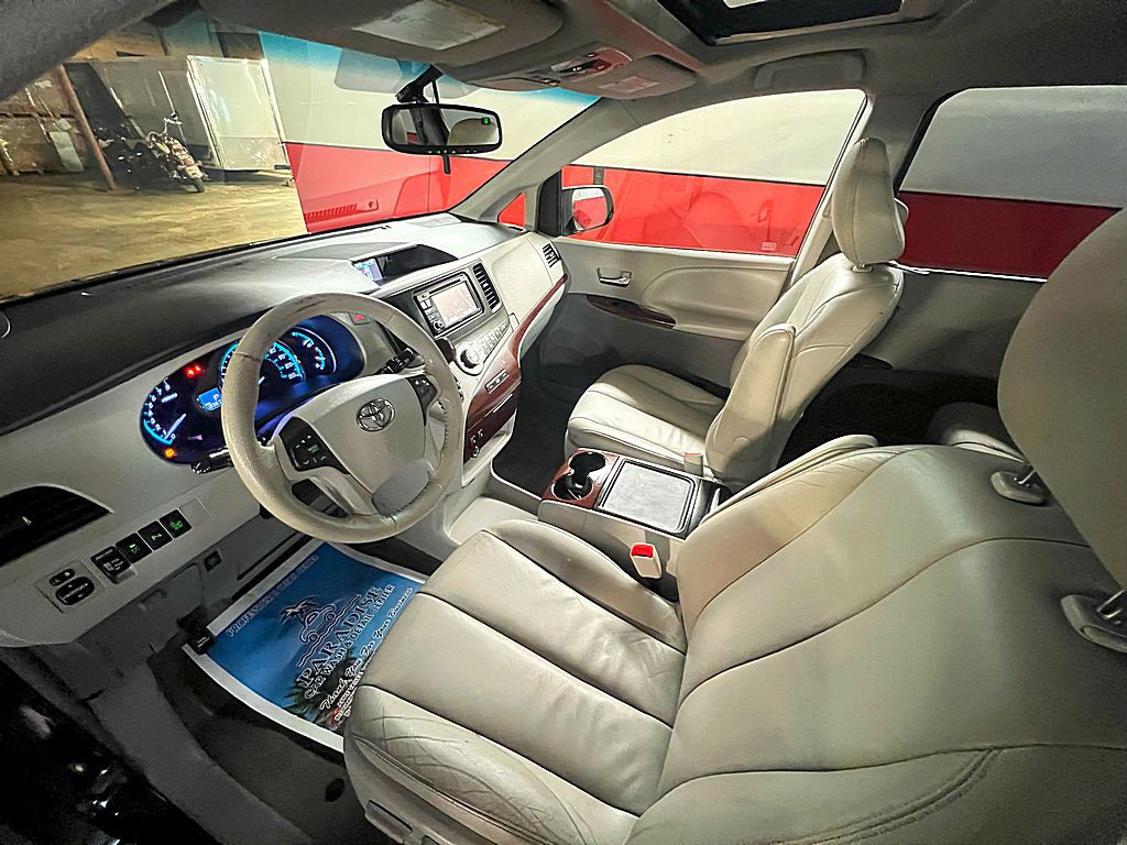2014 Toyota Sienna Image 16
