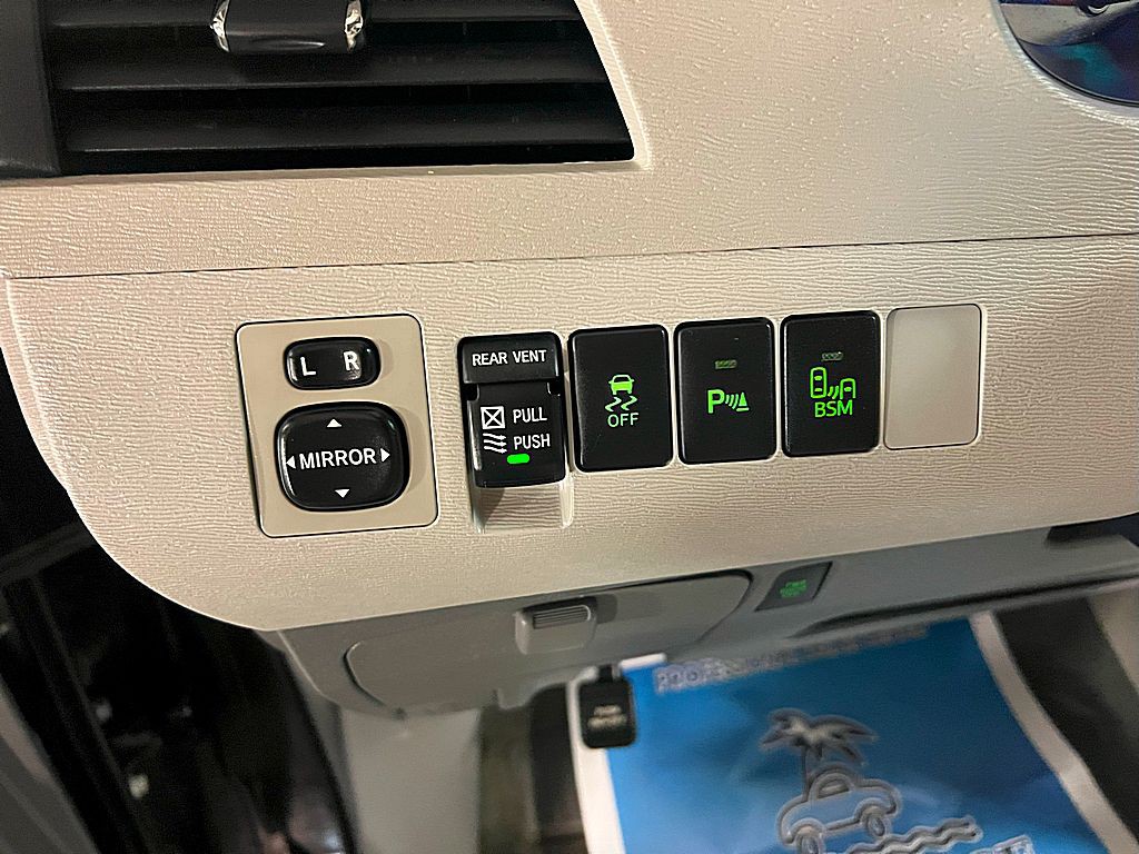 2014 Toyota Sienna Image 17