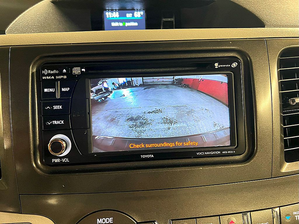 2014 Toyota Sienna Image 18
